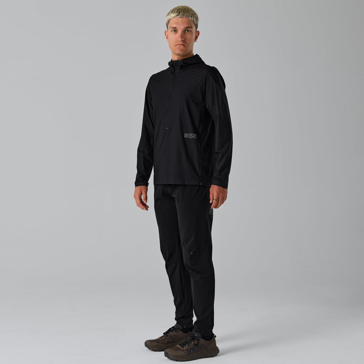 Traileur en montagne portant le pantalon de trail WISE Pant 205