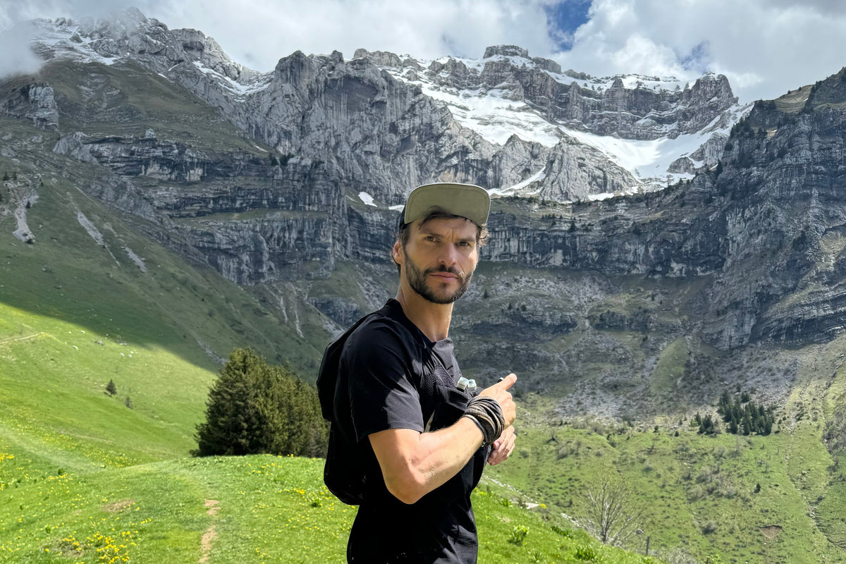 Un homme qui montre les montagnes d'Annecy