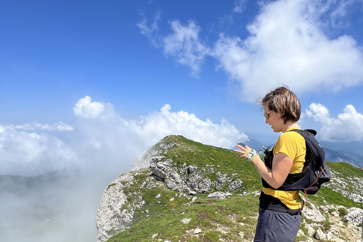 Femme en haut des montagne habillée en WISE