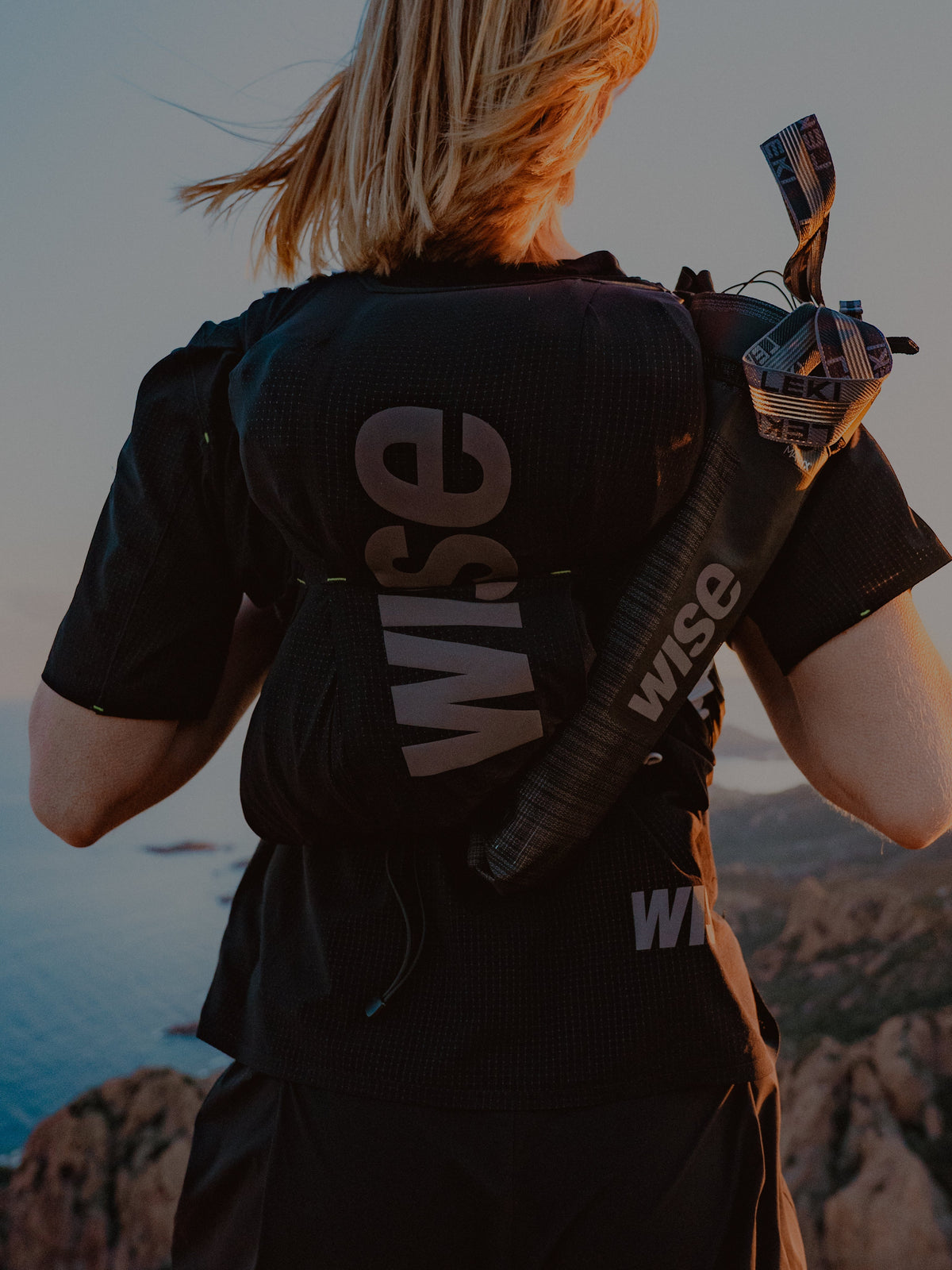 Image de traileuse sur une montagne avec un sac de trail wise
