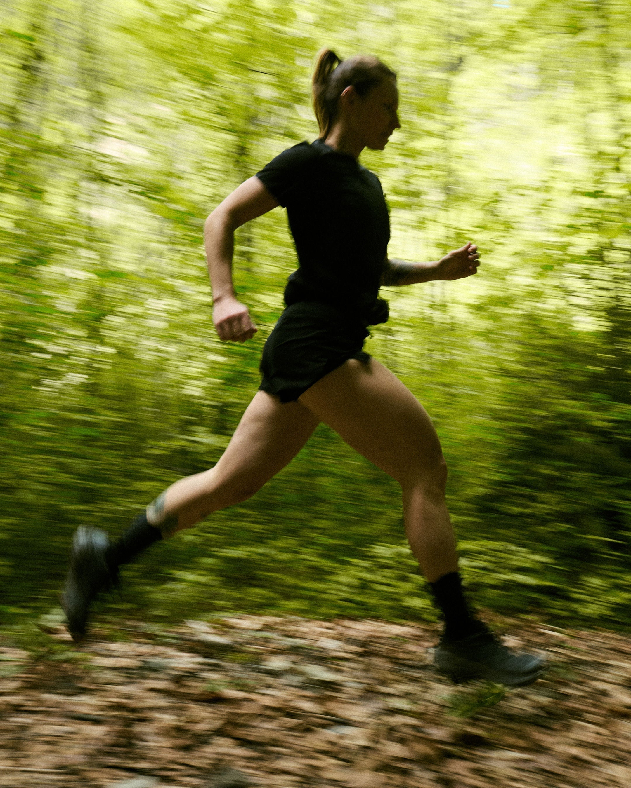 Femme qui court dans la forêt