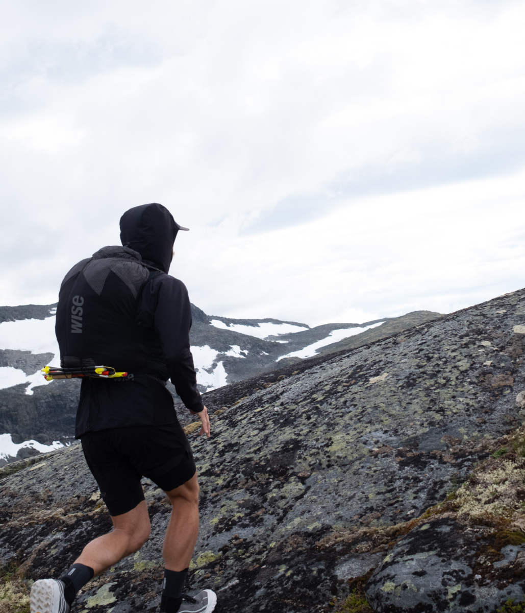 Coureur de trail dans les montagnes avec sac WISE itinérance