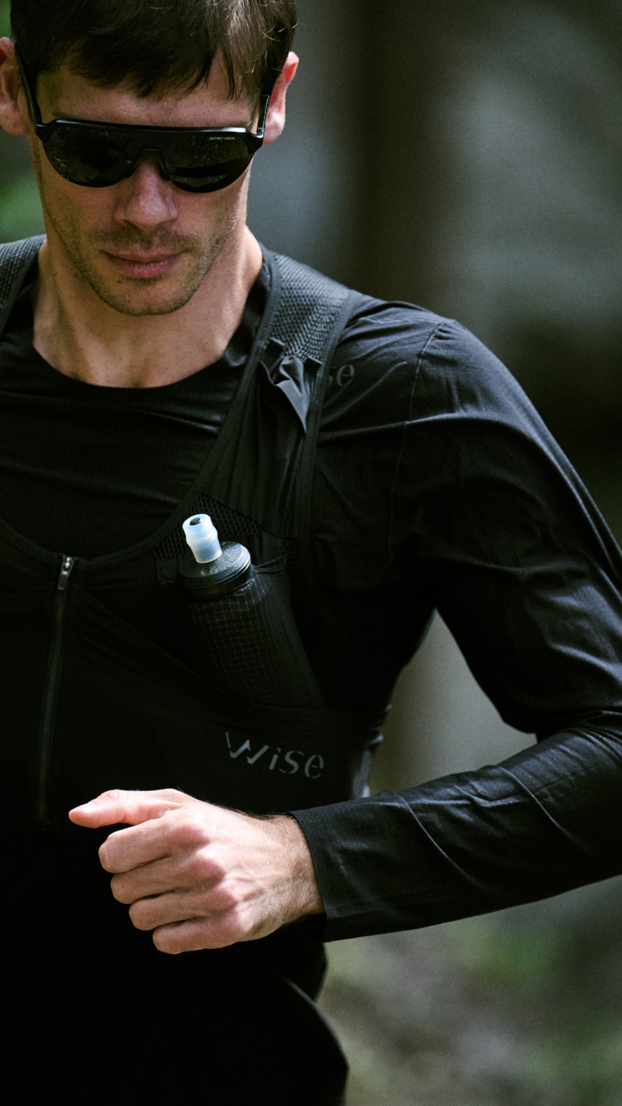 Coureur de trail avec t-shirt manche ongue WISE et sac sherpa race 