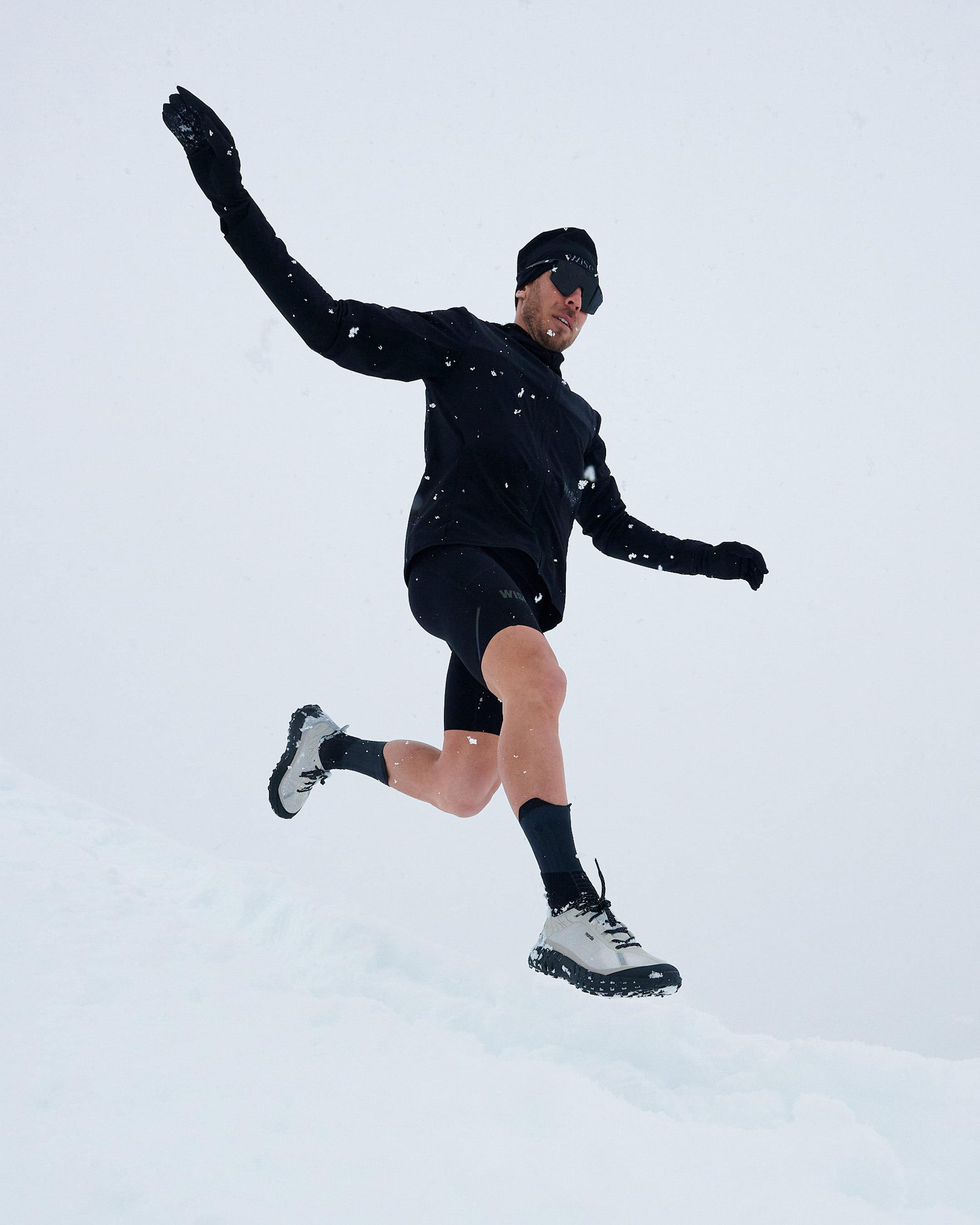 Homme qui court dans la neige