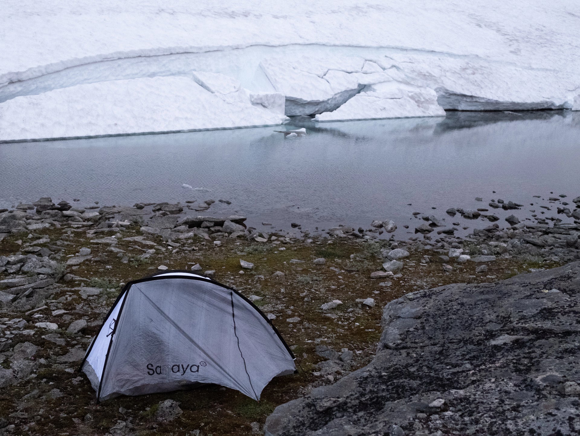 Tente outdoor au milieu des montagnes