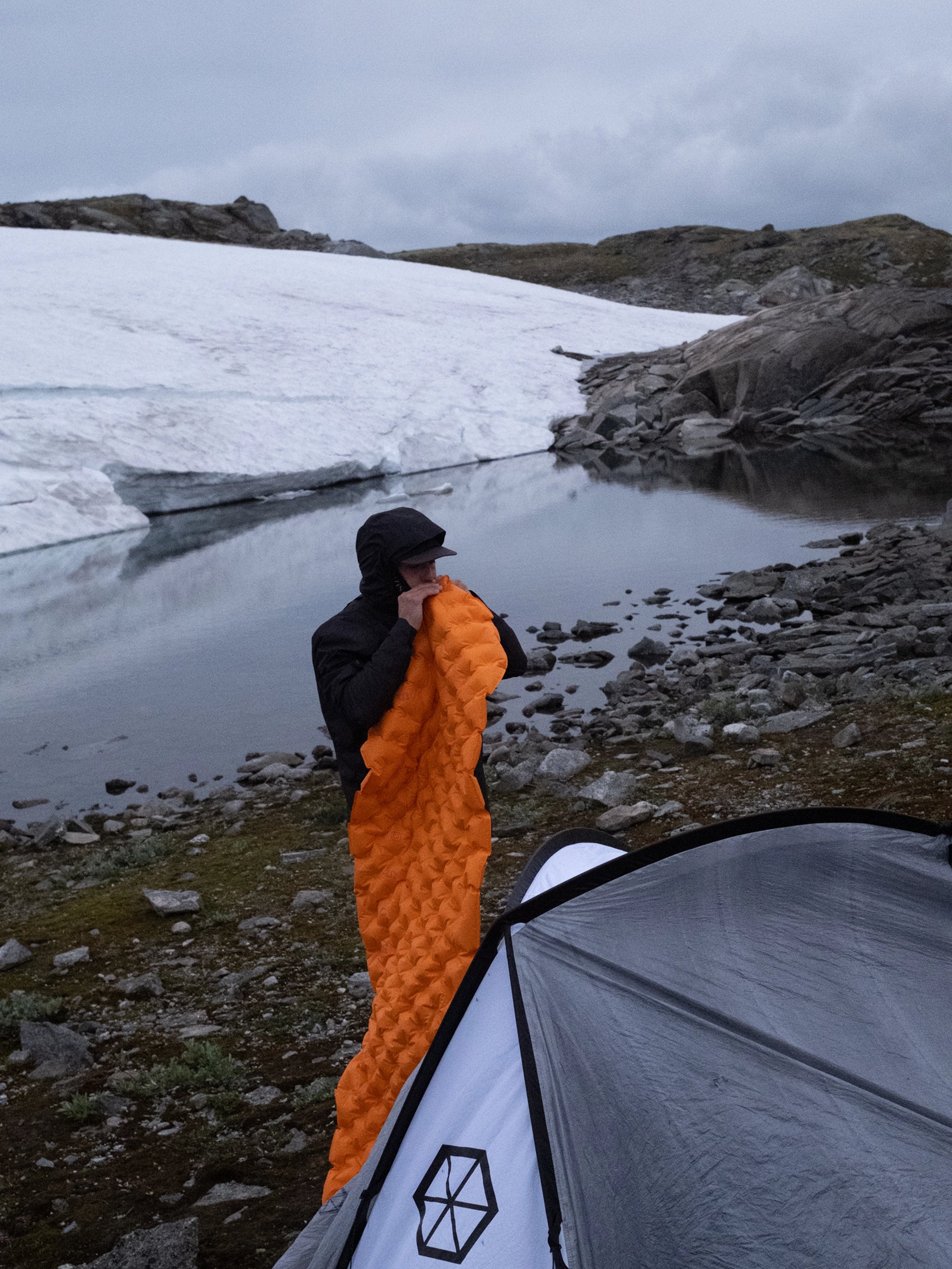 Bivouac en montagne avec matelas gonflable et tente outdoor