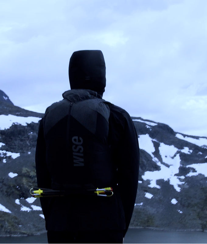 coureur de trail face aux montagnes