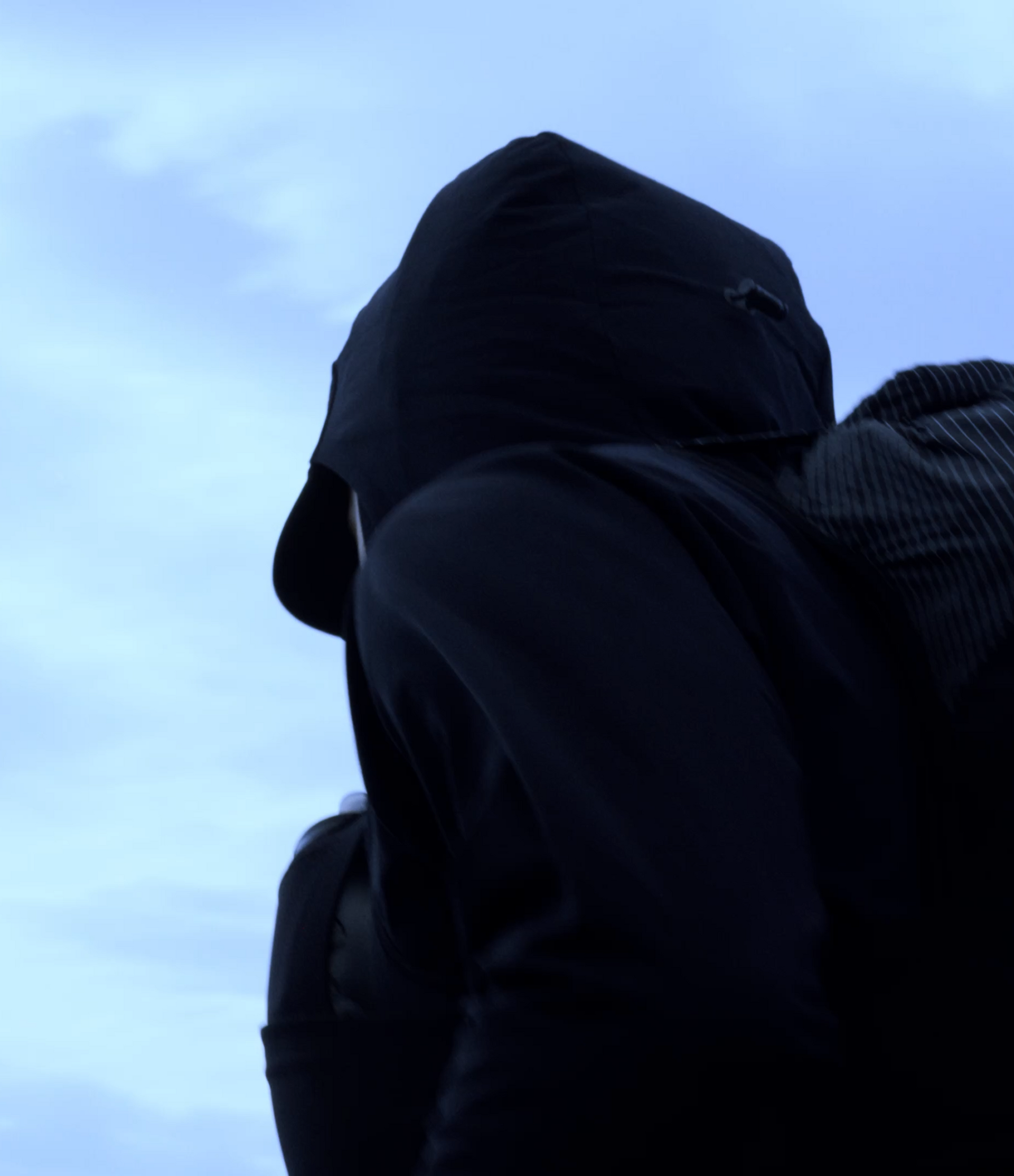 silhouette avec une capuche