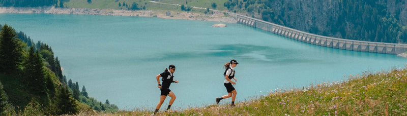 Deux traileurs au bord d'un lac de montagne, guide itinérance WISE