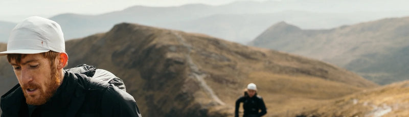 Traileur équipé sur une crête de montagne, guide matériel WISE