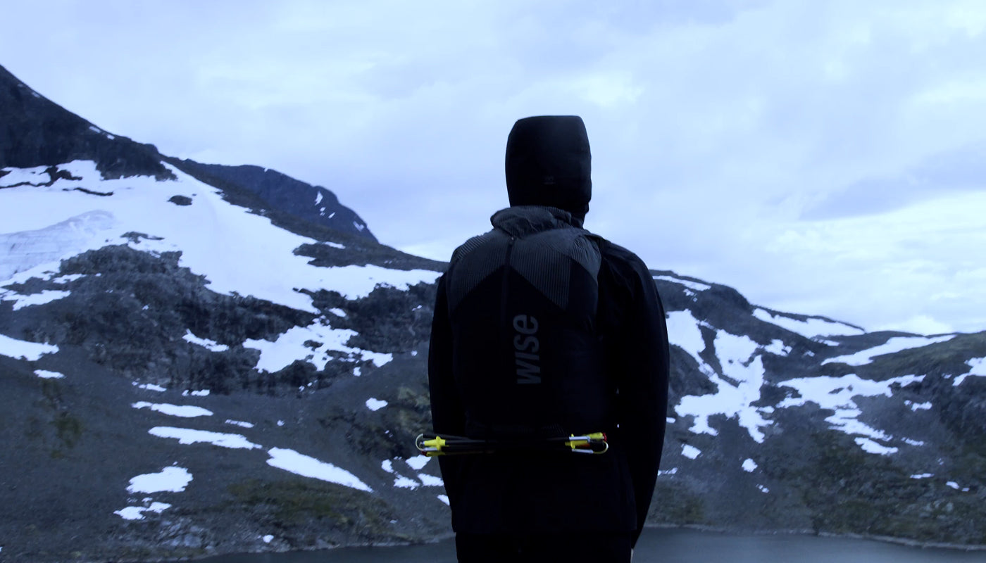 coureurs de trail avec batons devant le lac