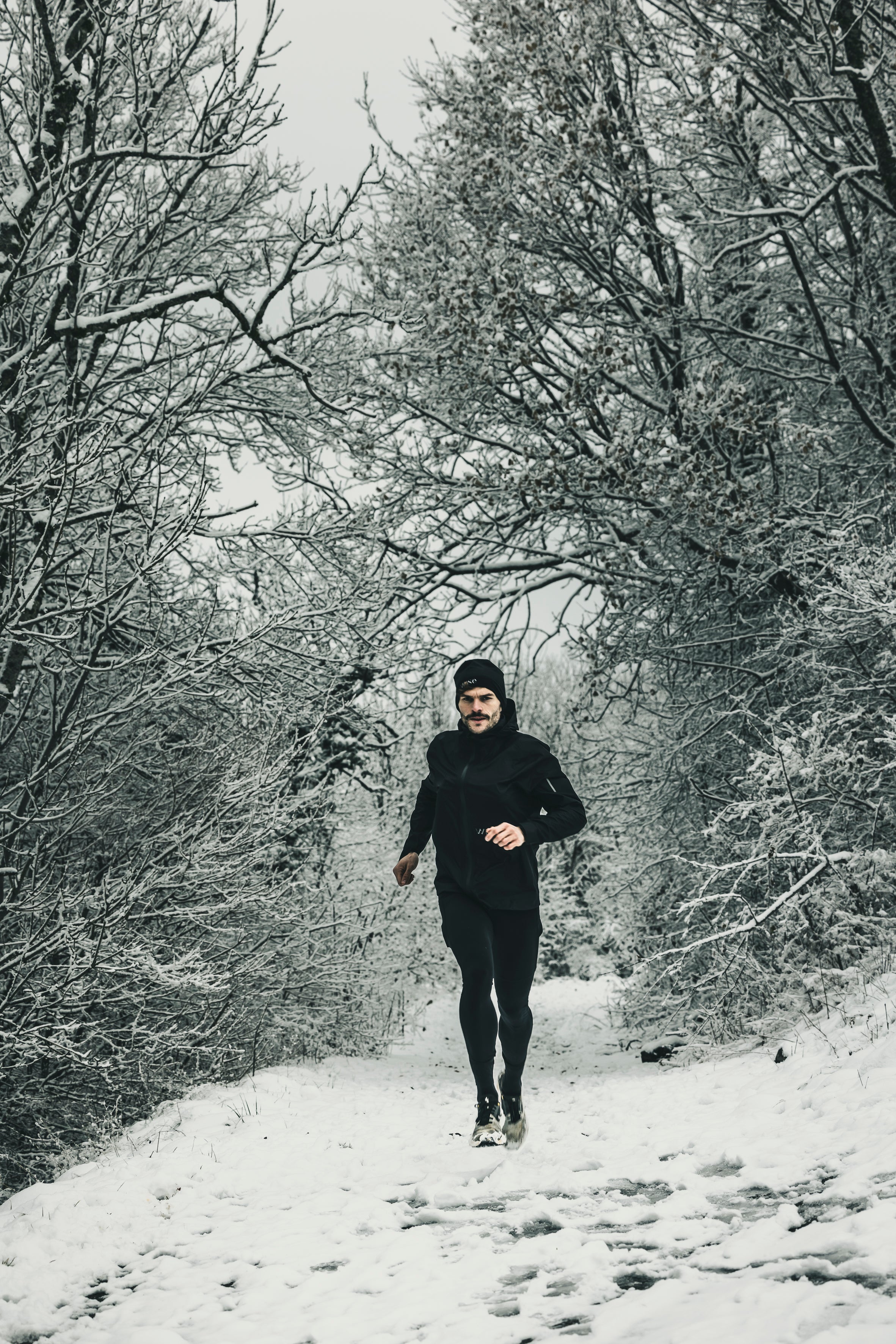 Homme qui court dans la forêt l'hiver