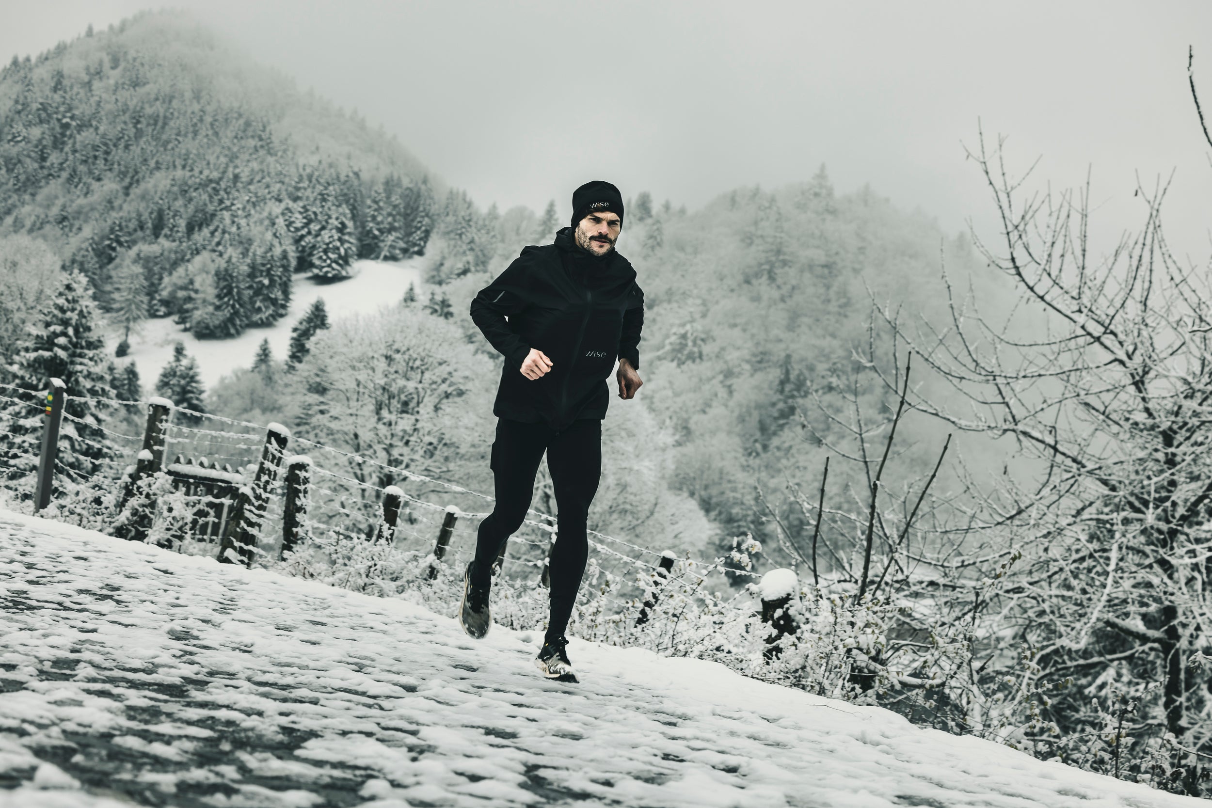 Homme qui court dans la neige